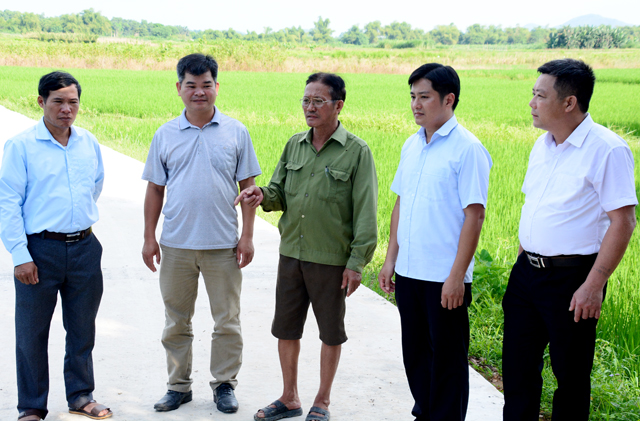 Lãnh đạo xã Minh Tiến và thôn Quang Minh kiểm tra tuyến đường mới bê tông hóa ra khu sản xuất thuộc thôn Quang Minh.